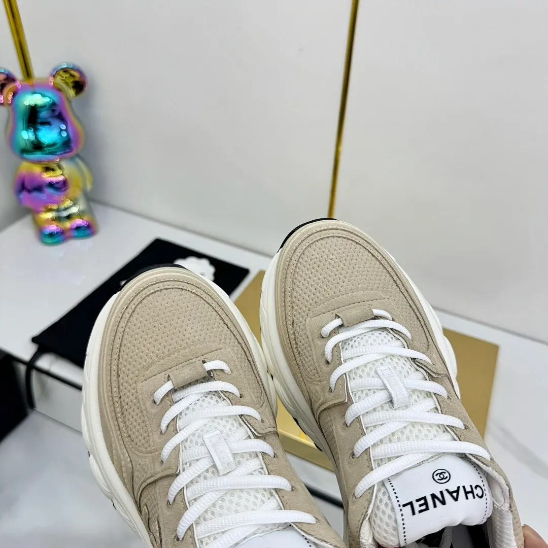 👟👟Ex-factory price 680👟👟 Upgraded version, upgraded version, upgraded version! No rebuttal accepted! ! ! ! Chanel Chanel panda shoes! 2025 counter's top casual sports shoes. This classic design; the upper is electro-embroidered with a variety of techniques; the outsole is fashionable and sporty; the unusual inclusion of a variety of color matching elements... The diversified mix and match is very good-looking and versatile, and can be used for leisure, fashion, sports, and outdoor... ꫛꫀꪝ Go➫ Materials: ❶Upper made of: original imported first-layer silk cowhide + original waterproof cloth + original first-layer cowhide ❷Inner lining: Original Yangli+Net ❸Outsole based on: Original TPU combination outsole Counter boutique packaging complete set for women 35–41 👉 👉 👉 👉